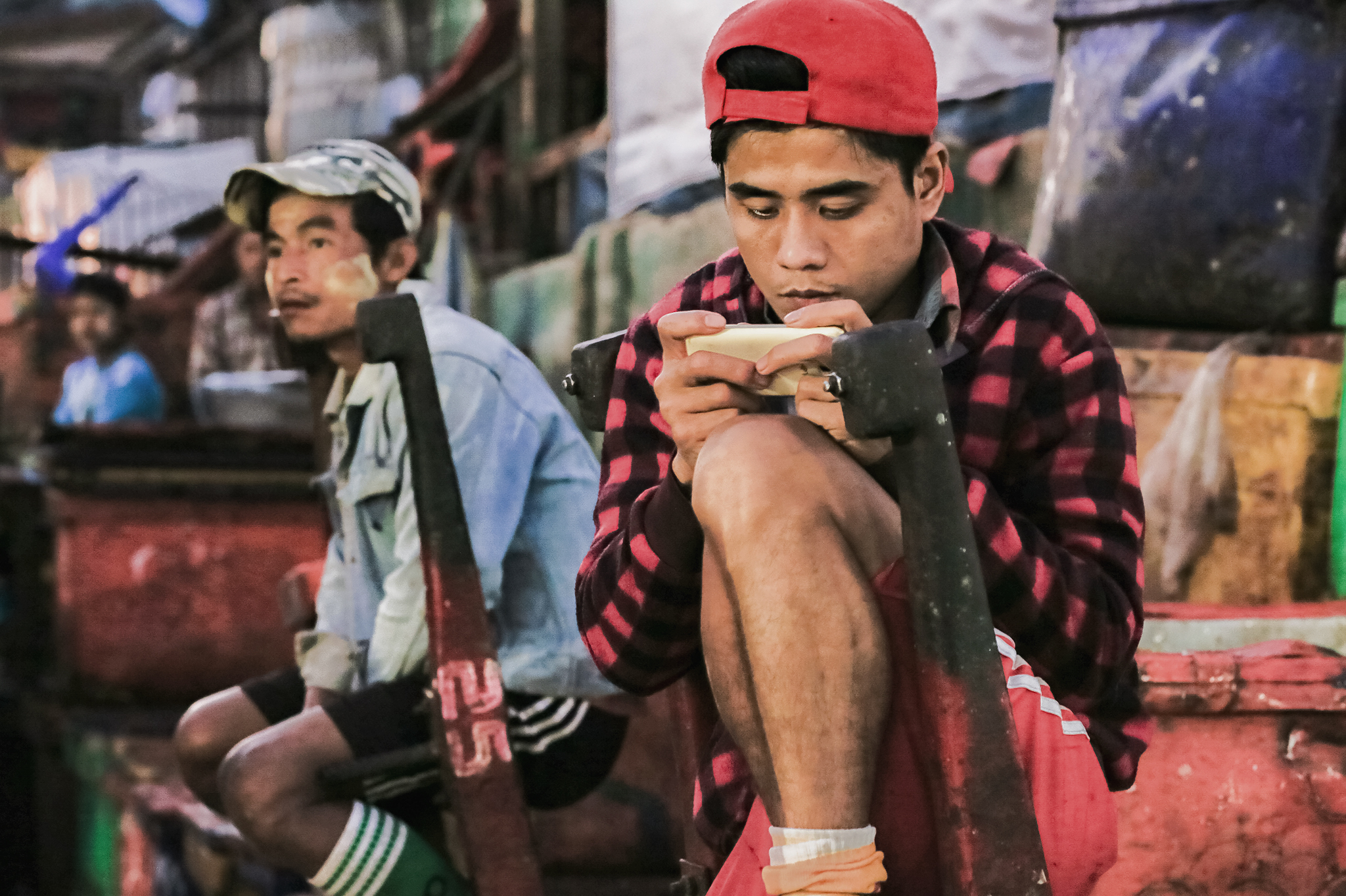 Handy junger Mann Fischmarkt Yangon
