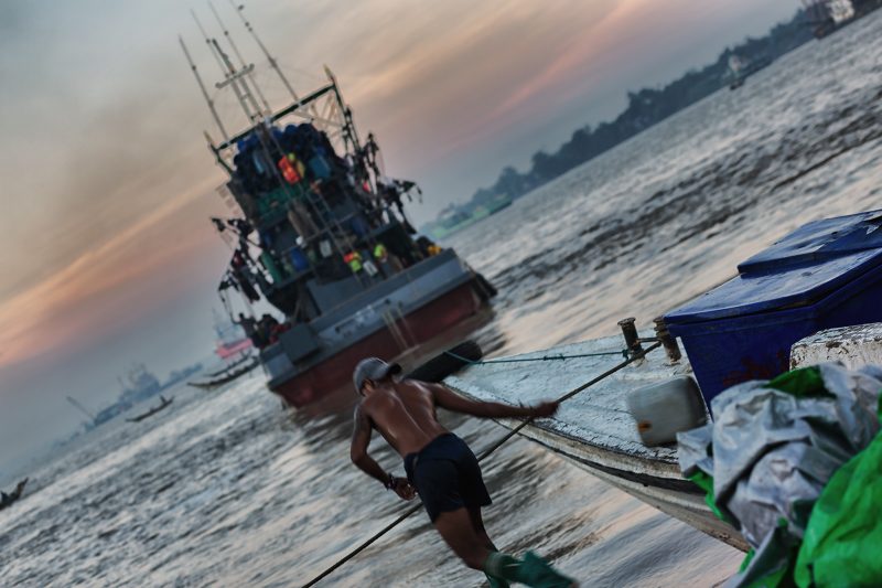 Fischer auf dem Fischmarkt in Yangon