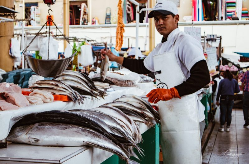 Fischverkäufer auf dem Markt in Arequipa