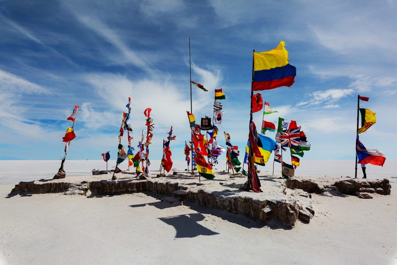 Internationale Flaggen in der Uyuni Salzwüste
