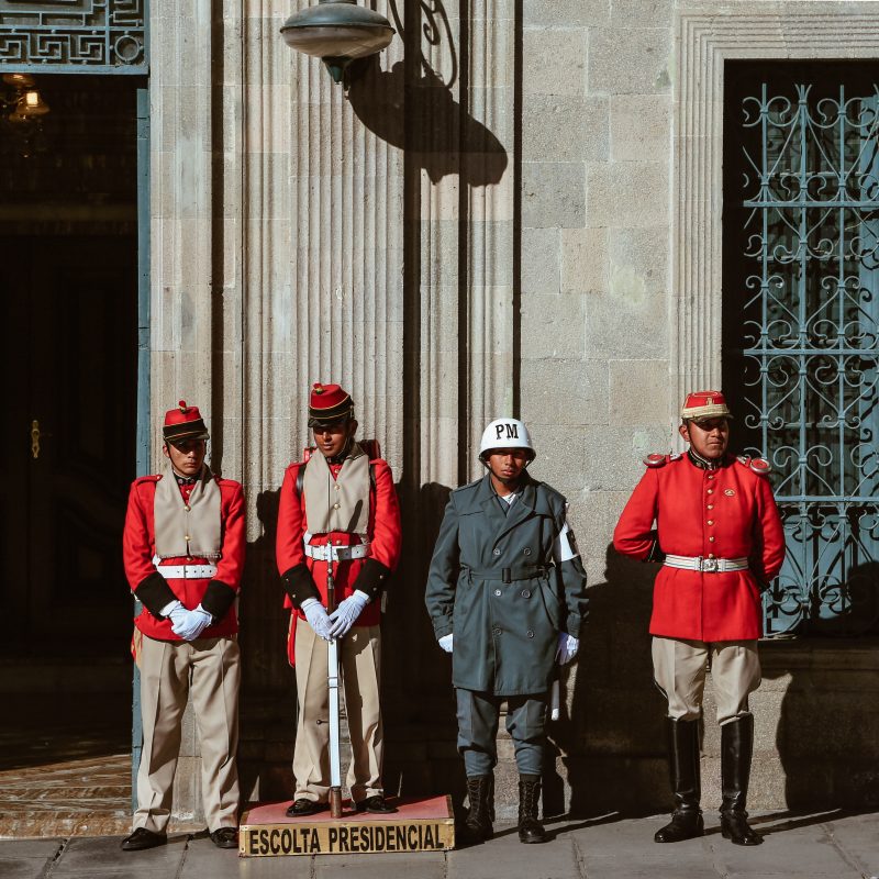 Wache vor dem Parlamentsgebäude in La Paz