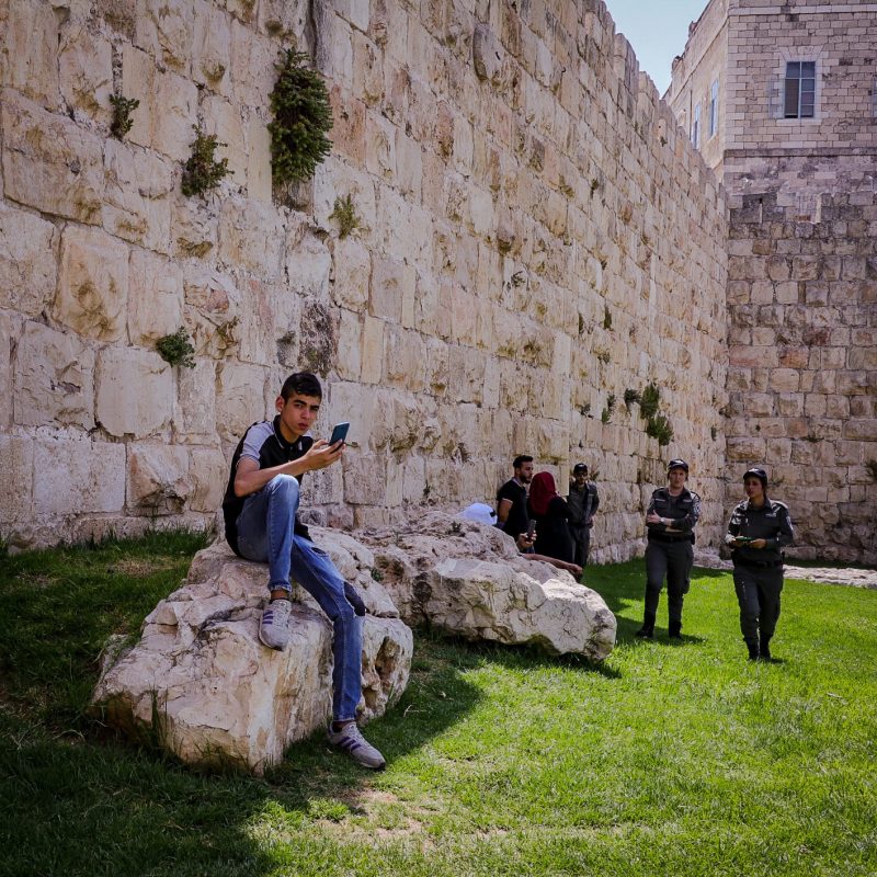 Jugendlicher an der Altstadtmauer von Jerusalem
