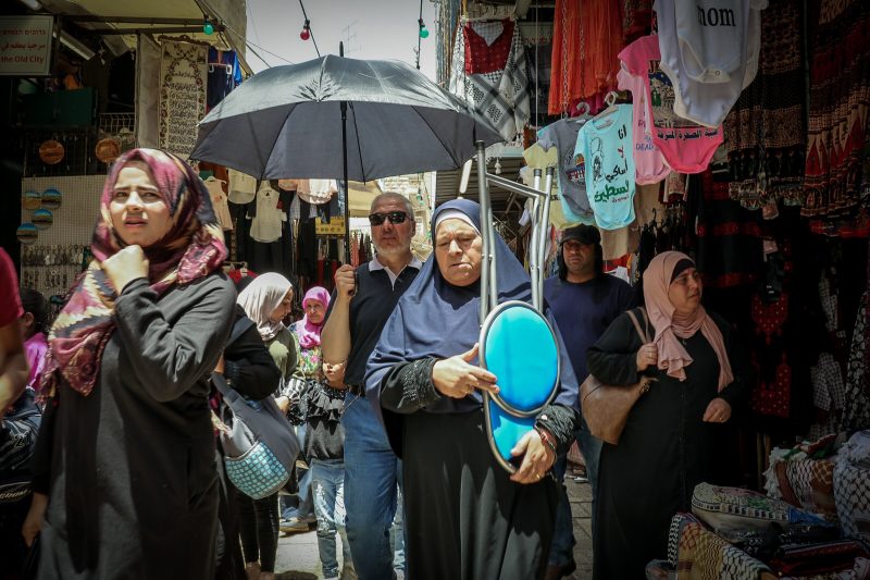 Passanten beim Einkaufen in Jerusalem