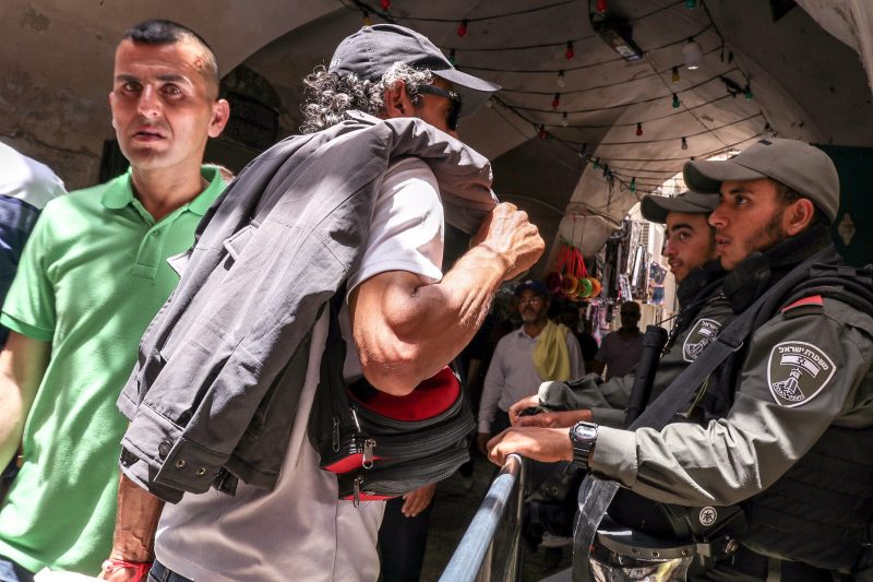 Sicherheitskräfte kontrollieren in Jerusalem Passanten