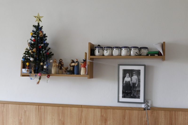 Küchenbord mit Gewürzen und Weihnachtsbaum
