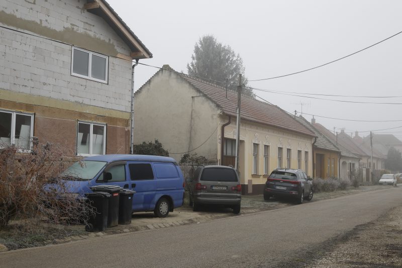 Straße mit Blick auf ein altes Bauernhaus